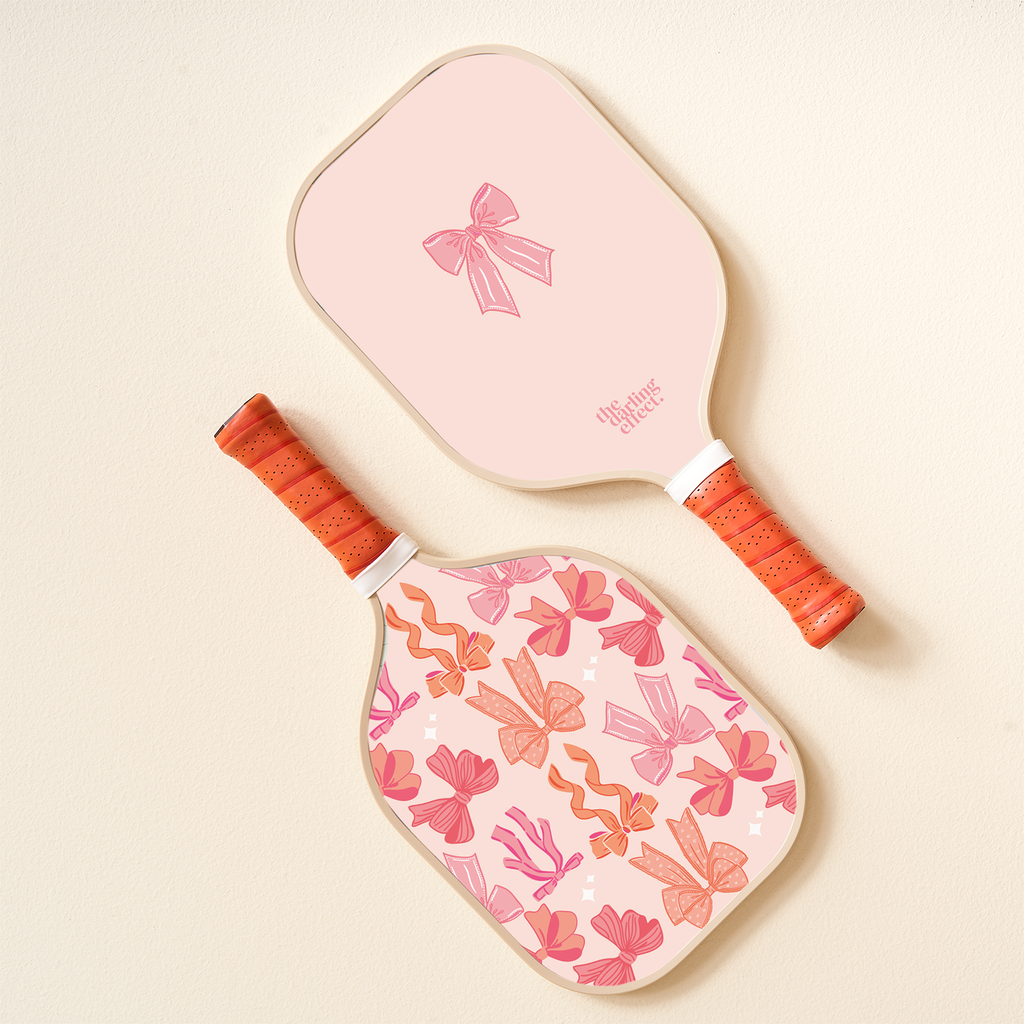 VILLARI  ヴィラリ　ブルーミングバタフライ  クリーマー ピンク リボン Blushing Bows Pickleball Paddle – The Darling Effect