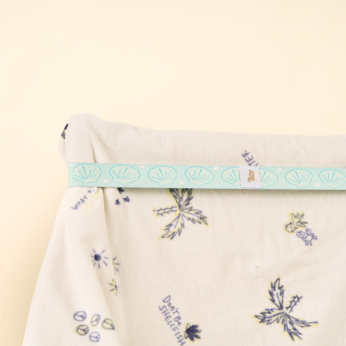 Put Towel Band-Seashells Aqua Stay