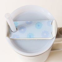 The Darling Effect’s Darling Daisy Aqua Tumbler Lid Tag adds a stylish daisy flair to your cup, resembling Stanley Quencher lids—perfect for those who love unique tumbler accessories.