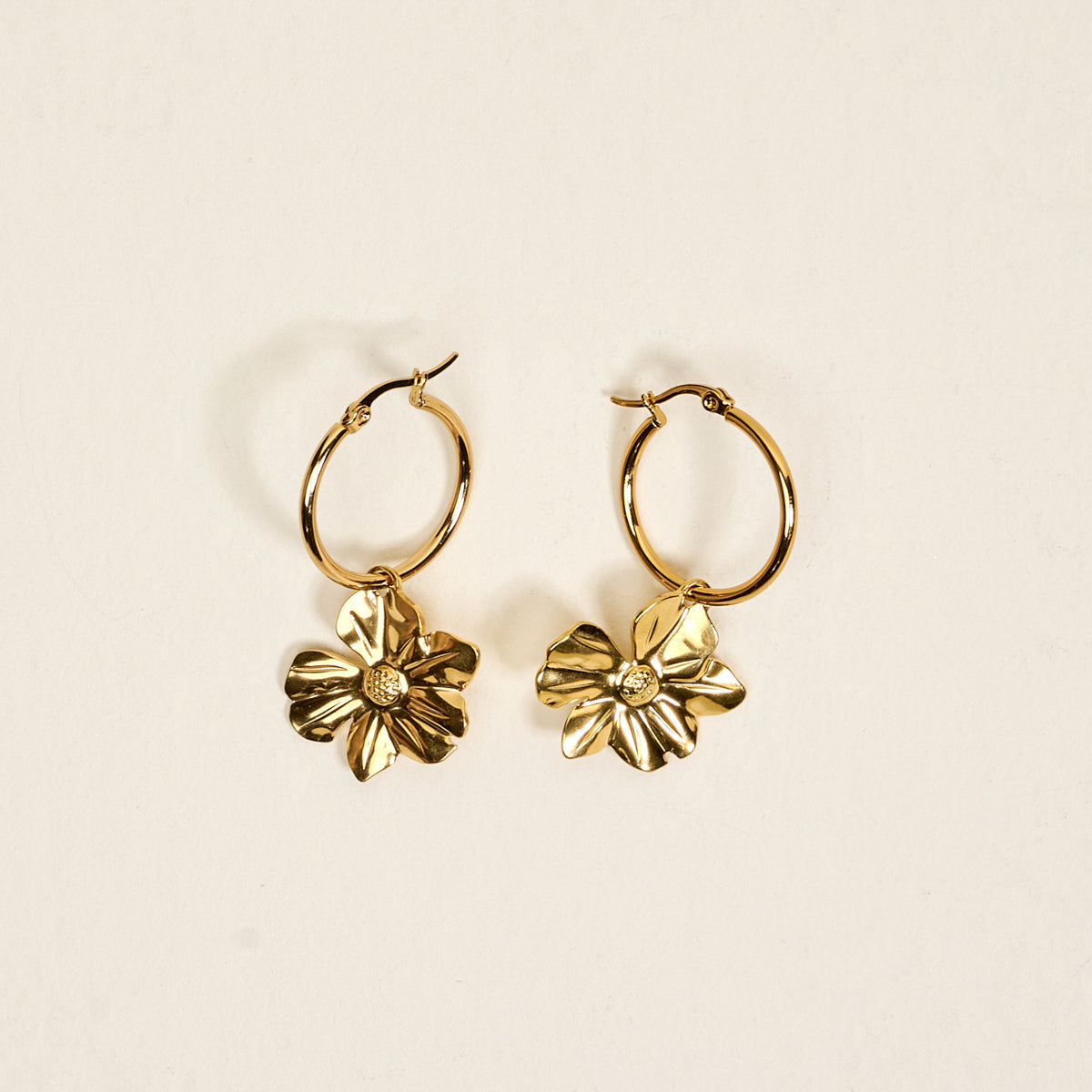 The Darling Effect’s Sunlit Petal Standout Earrings feature a delicate, multi-petaled flower charm and high-shine finish—ideal for elevating your special occasion jewelry collection.