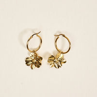 The Darling Effect’s Sunlit Petal Standout Earrings feature a delicate, multi-petaled flower charm and high-shine finish—ideal for elevating your special occasion jewelry collection.